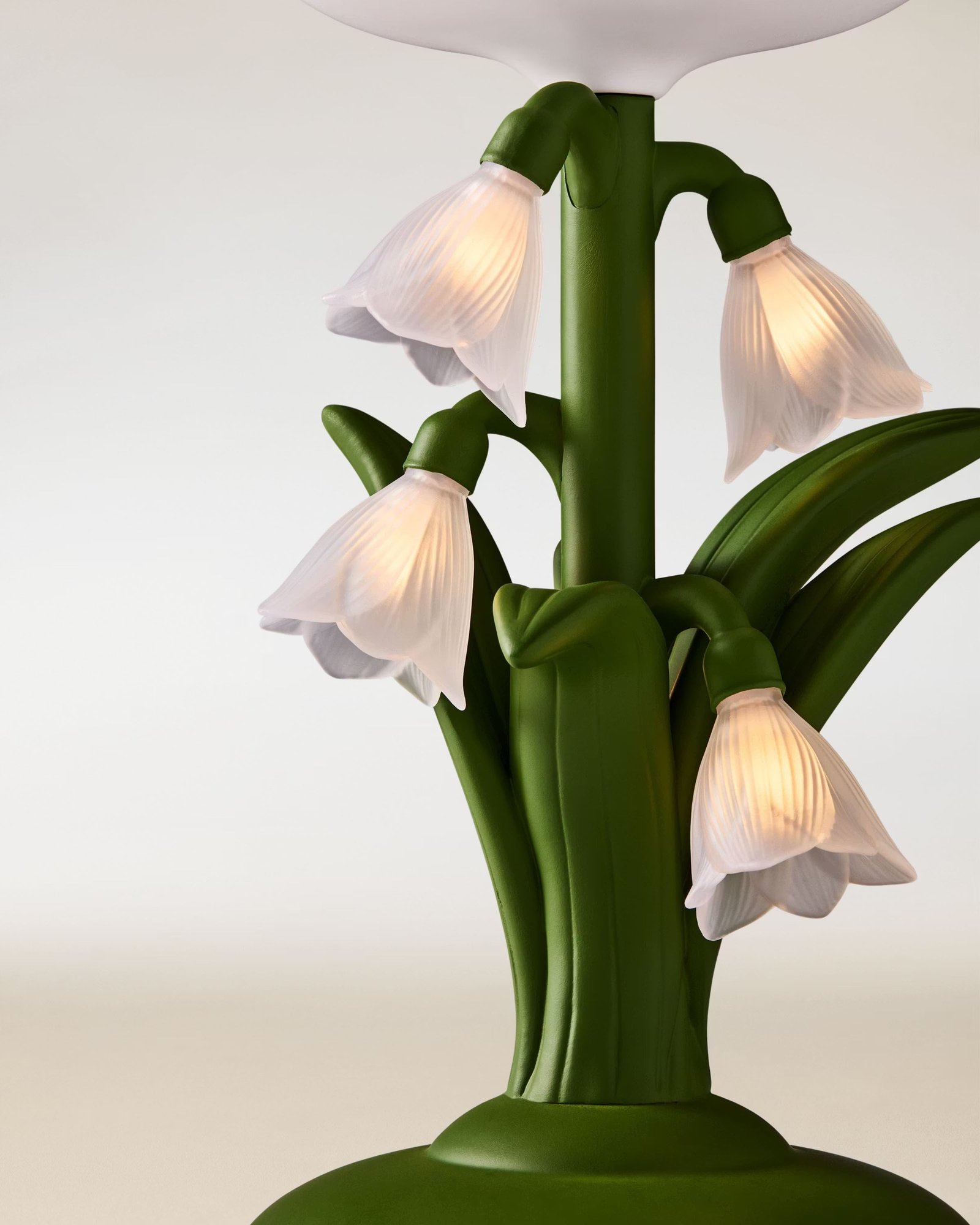 Snowdrop Dream Light-Up Pedestal 3-Wick Candle Holder - Image 3